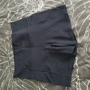 Athleta Salutation Stash Pocket 5", size medium.